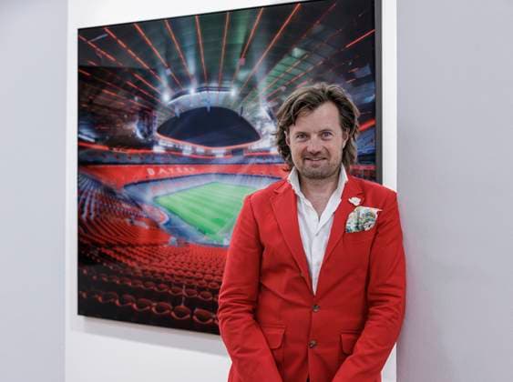 12.06.2024. Düsseldorf. Der Münchener Künster und Fotograf Michael von Hassel bei seinem VIP-Preview der Ausstellung Cathedrals anlässlich der UEFA EURO 2024 in der Galerie Anna Laudel. Düsseldorf Galerie Anna Laudel Nordrhein-Westfalen Deutschland