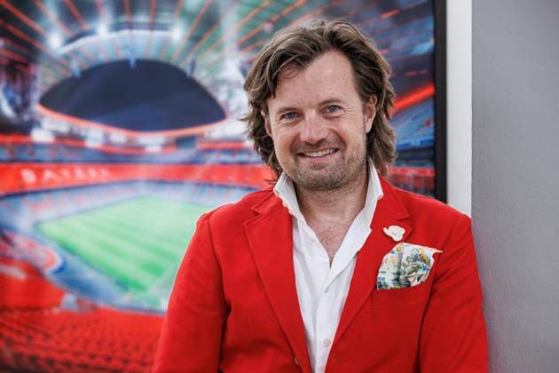 12.06.2024. Düsseldorf. Der Münchener Künster und Fotograf Michael von Hassel bei seinem VIP-Preview der Ausstellung Cathedrals anlässlich der UEFA EURO 2024 in der Galerie Anna Laudel. Düsseldorf Galerie Anna Laudel Nordrhein-Westfalen Deutschland