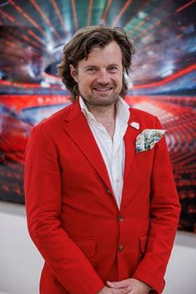 12.06.2024. Düsseldorf. Der Münchener Künster und Fotograf Michael von Hassel bei seinem VIP-Preview der Ausstellung Cathedrals anlässlich der UEFA EURO 2024 in der Galerie Anna Laudel. Düsseldorf Galerie Anna Laudel Nordrhein-Westfalen Deutschland