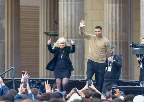 News Bilder des Tages Entertainment, EM 2024 Fan Zone in Berlin am Brandenburger Tor 12.06.2024, xdanx, Entertainment, EM 2024 Fan Zone in Berlin am Brandenburger Tor, v.l.Iris Spranger - Senatorin für Inneres und Sport mit Kevin-Prince Boateng vor dem BRANDENBURGER TOR Berlin Fanmeile Berlin Deutschland (DE) Copyright: xDanielxLakomskix