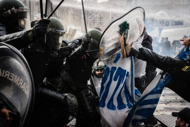 Bilder des Jahres 2024, News 06 Juni News Themen der Woche KW24 News Bilder des Tages June 12, 2024, Buenos Aires, Argentina: Confrontation between National Gendarmerie forces and protesters. The Senate Chamber of the Argentinean Congress is debating Javier Milei s Ley Bases, which has already been approved by the Chamber of Deputies, while hundreds of thousands of demonstrators are protesting in the streets and there are confrontations and repressive acts by the security forces. Buenos Aires Argentina - ZUMAs197 20240612_aaa_s197_145_20240613 Copyright: xSantiagoxOrozx