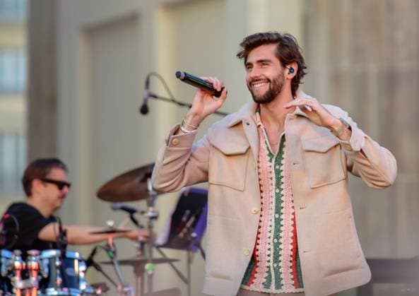 Entertainment, EM 2024 Fan Zone in Berlin am Brandenburger Tor 12.06.2024, xdanx, Entertainment, EM 2024 Fan Zone in Berlin am Brandenburger Tor, v.l.Alvaro Soler Performance vor dem BRANDENBURGER TOR Berlin Fanmeile Berlin Deutschland (DE) Copyright: xDanielxLakomskix