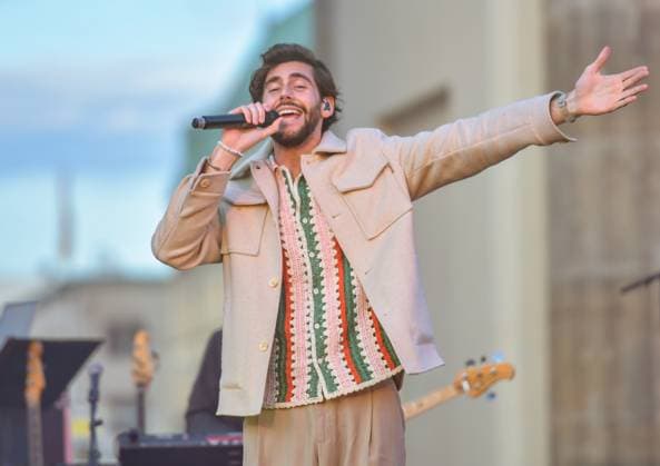 Entertainment, EM 2024 Fan Zone in Berlin am Brandenburger Tor 12.06.2024, xdanx, Entertainment, EM 2024 Fan Zone in Berlin am Brandenburger Tor, v.l.Alvaro Soler Performance vor dem BRANDENBURGER TOR Berlin Fanmeile Berlin Deutschland (DE) Copyright: xDanielxLakomskix