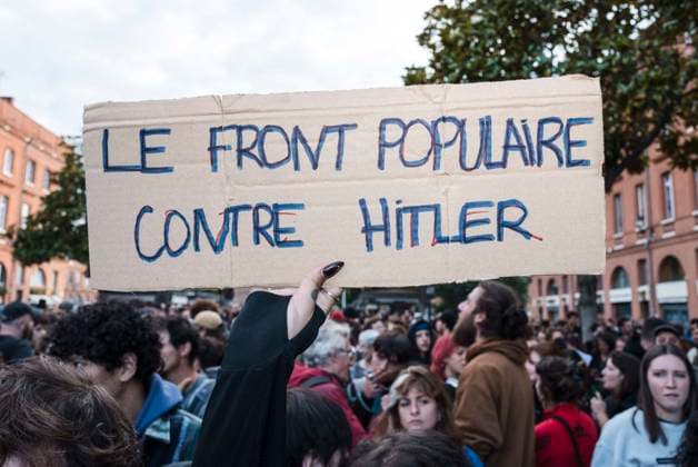 News Themen der Woche KW24 News Bilder des Tages Demonstration Against The Extreme Right - Toulouse A placard, The Popular Front against Hitler. Undeclared demonstration banned by the prefecture, against the extreme right, racists and capitalists, Siamo Tittu Antifascisti. Young people piss off the Rassemblement National and the bourgeoisie. France, Toulouse on 12 June 2024. Photo by Patricia Huchot-Boissier ABACAPRESS.COM Toulouse OCCITANIE France  Copyright: xHuchot-BoissierxPatricia ABACAx