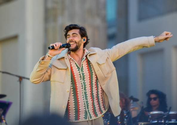 Entertainment, EM 2024 Fan Zone in Berlin am Brandenburger Tor 12.06.2024, xdanx, Entertainment, EM 2024 Fan Zone in Berlin am Brandenburger Tor, v.l.Alvaro Soler Performance vor dem BRANDENBURGER TOR Berlin Fanmeile Berlin Deutschland (DE) Copyright: xDanielxLakomskix