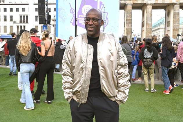 Joe Chialo bei der Eröffnung des Fußballkultursommers 2024 anlässlich der Fußball-Europameisterschaft 2024 auf der Fanmeile am Brandenburger Tor. Berlin, 12.06.2024