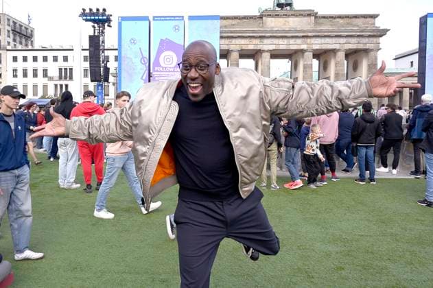 Joe Chialo bei der Eröffnung des Fußballkultursommers 2024 anlässlich der Fußball-Europameisterschaft 2024 auf der Fanmeile am Brandenburger Tor. Berlin, 12.06.2024