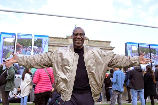 Joe Chialo bei der Eröffnung des Fußballkultursommers 2024 anlässlich der Fußball-Europameisterschaft 2024 auf der Fanmeile am Brandenburger Tor. Berlin, 12.06.2024