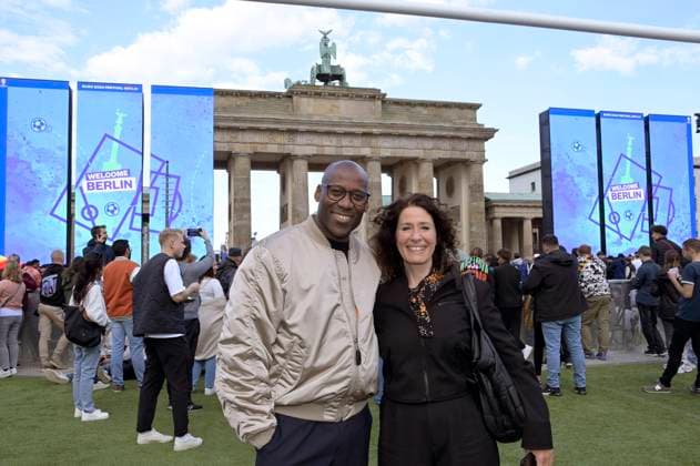 Joe Chialo und Bettina Jarrasch bei der Eröffnung des Fußballkultursommers 2024 anlässlich der Fußball-Europameisterschaft 2024 auf der Fanmeile am Brandenburger Tor. Berlin, 12.06.2024
