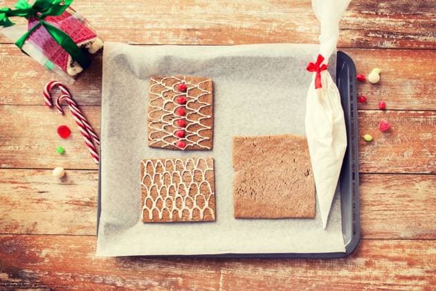 holidays, christmas, baking and sweets concept - closeup of gingerbread house details on pan ,model released, Symbolfoto; holidays, christmas, Backen und Süßigkeiten Konzept closeupe des Lebkuchen Haus Einzelheiten am Pfanne ,model released, Symbolfoto ING_33594_108870