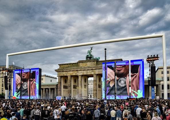 12.06.2024, xlakx, Entertainment, EM 2024 Fan Zone in Berlin am Brandenburger Tor emspor, v.l. Berlin