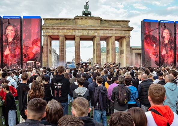 12.06.2024, xlakx, Entertainment, EM 2024 Fan Zone in Berlin am Brandenburger Tor emspor, v.l. Leony (buergerl.Leonie Burger) Performance vor dem BRANDENBURGER TOR Berlin