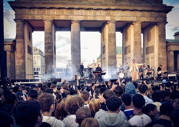 12.06.2024, xlakx, Entertainment, EM 2024 Fan Zone in Berlin am Brandenburger Tor emspor, v.l. Alvaro Soler Performance vor dem BRANDENBURGER TOR Berlin