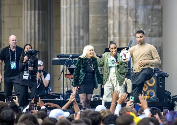 12.06.2024, xlakx, Entertainment, EM 2024 Fan Zone in Berlin am Brandenburger Tor emspor, v.l. Iris Spranger - Senatorin für Inneres und Sport mit Kevin-Prince Boateng schiesst ein Ball in die Menge vor dem BRANDENBURGER TOR Berlin
