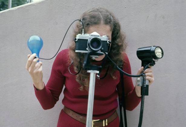 Archivbilder der Woche KW24 Junge Frau fotografiert mit einer Spiegelreflexkamera der Marke Konica. Young woman taking photos with a Konica SLR camera.*Aufnahmedatum geschätzt Date estimated* snapshot-photography A.Aldrige *** Young woman taking photos with a Konica SLR camera Young woman taking photos with a Konica SLR camera shooting date estimated Date estimated snapshot photography A Aldrige