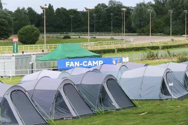 13.06.2024 Dortmund, Auf einer Wiese auf der Dortmunder Rennbahn im Ortsteil Wambel ist mit Unterstützung der Stadt ein Fan Camp entstanden. Besucher der UEFA Euro 2024 Spiele in Dortmund können hier in vorbereiteten Zelten übernachten oder auch eigene kleine Zelte mitbringen und aufbauen.