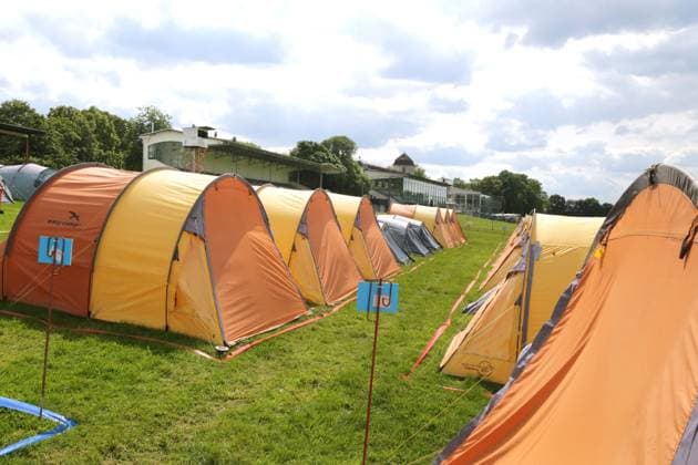 13.06.2024 Dortmund, Auf einer Wiese auf der Dortmunder Rennbahn im Ortsteil Wambel ist mit Unterstützung der Stadt ein Fan Camp entstanden. Besucher der UEFA Euro 2024 Spiele in Dortmund können hier in vorbereiteten Zelten übernachten oder auch eigene kleine Zelte mitbringen und aufbauen.