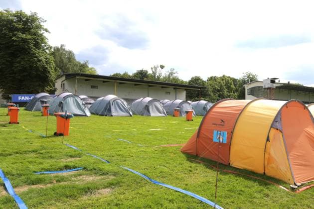 13.06.2024 Dortmund, Auf einer Wiese auf der Dortmunder Rennbahn im Ortsteil Wambel ist mit Unterstützung der Stadt ein Fan Camp entstanden. Besucher der UEFA Euro 2024 Spiele in Dortmund können hier in vorbereiteten Zelten übernachten oder auch eigene kleine Zelte mitbringen und aufbauen.