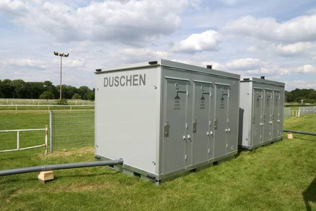 13.06.2024 Dortmund, Auf einer Wiese auf der Dortmunder Rennbahn im Ortsteil Wambel ist mit Unterstützung der Stadt ein Fan Camp entstanden. Besucher der UEFA Euro 2024 Spiele in Dortmund können hier in vorbereiteten Zelten übernachten oder auch eigene kleine Zelte mitbringen und aufbauen.