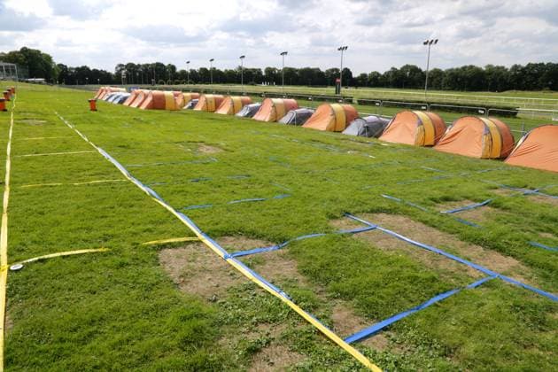 13.06.2024 Dortmund, Auf einer Wiese auf der Dortmunder Rennbahn im Ortsteil Wambel ist mit Unterstützung der Stadt ein Fan Camp entstanden. Besucher der UEFA Euro 2024 Spiele in Dortmund können hier in vorbereiteten Zelten übernachten oder auch eigene kleine Zelte mitbringen und aufbauen.