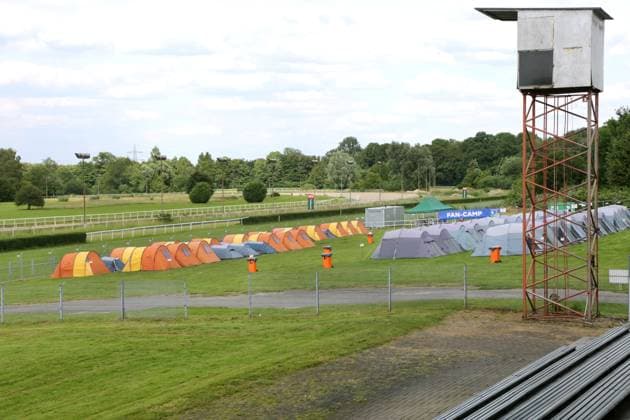 13.06.2024 Dortmund, Auf einer Wiese auf der Dortmunder Rennbahn im Ortsteil Wambel ist mit Unterstützung der Stadt ein Fan Camp entstanden. Besucher der UEFA Euro 2024 Spiele in Dortmund können hier in vorbereiteten Zelten übernachten oder auch eigene kleine Zelte mitbringen und aufbauen.