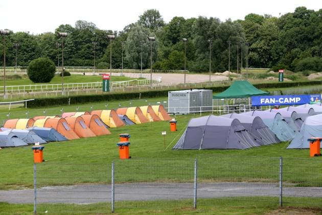13.06.2024 Dortmund, Auf einer Wiese auf der Dortmunder Rennbahn im Ortsteil Wambel ist mit Unterstützung der Stadt ein Fan Camp entstanden. Besucher der UEFA Euro 2024 Spiele in Dortmund können hier in vorbereiteten Zelten übernachten oder auch eigene kleine Zelte mitbringen und aufbauen.