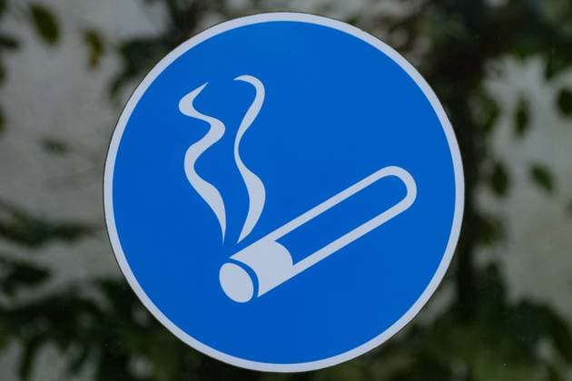 Neuss 13.06.2024 Raucherbereich Raucherecke Krankenhaus Kippen Zigaretten Zigarettenstummel Nikotin Nichtraucher Nichtrauchen Gesundheit Zigarettenkippen Umweltsünden Aschenbecher Zigarettenascher Lungenkrebs Steuereinnahmen Tabaksteuern Zigarettenasche Neuss Nordrhein-Westfalen Deutschland *** Neuss 13 06 2024 Smoking area Smokers corner Hospital Fags Cigarettes Cigarette butts Nicotine Non-smokers Non-smoking Health Cigarette butts Environmental sins Ashtrays Cigarette ashtrays Lung cancer Tax revenue Tobacco taxes Cigarette ash Neuss North Rhine-Westphalia Germany