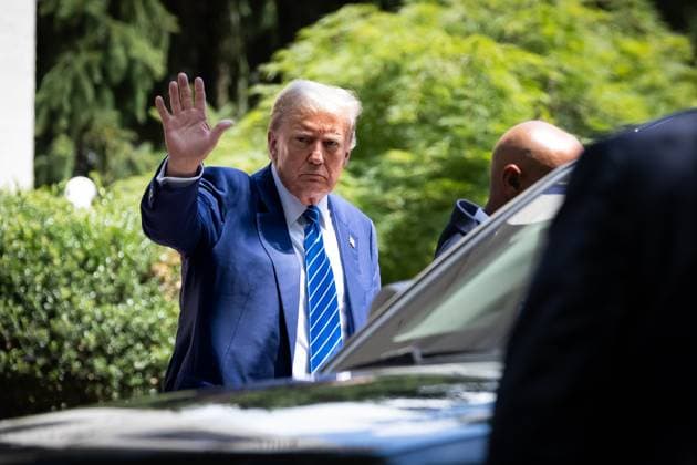 News Themen der Woche KW24 Donald Trump meets with Senate Republicans Ex-President and convicted felon Donald Trump waves to supporters after meeting with Senate Republicans at the National Republican Senatorial Committee offices in Washington, DC, June 13, 2024. Washington DC United States Copyright: xAllisonxBaileyx