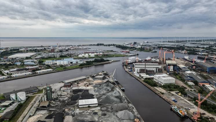 Stillstand in Emden. Blick auf den Hafen der Stadt Emden. In Emden sind am Freitagmorgen den 14. Juni 2024 Seehafen-Beschäftigte der Gewerkschaft Verdi in einen Warnstreik getreten. Betroffen sei die erste Schicht der EVAG Emder Verkehrs- und Automotive GmbH, sagte Verdi-Verhandlungsführerin Maren Ulbrich. Emden Niedersachsen Deutschland *** Standstill in Emden View of the port of the city of Emden In Emden, seaport employees of the Verdi union went on a warning strike on Friday morning, June 14, 2024 The first shift of EVAG Emder Verkehrs und Automotive GmbH was affected, said Verdi negotiator Maren Ulbrich Emden Lower Saxony Germany Copyright: xdiebildwerftx