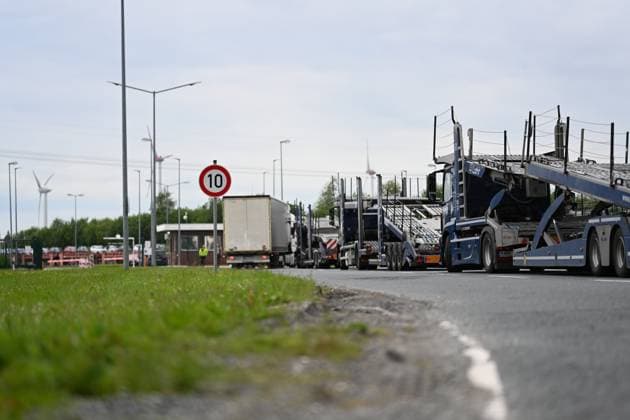 Stillstand in Emden. Zahlreiche Autotransporter warten vorm Terminal der EVAG Emder Verkehrs- und Automotive GmbH. In Emden sind am Freitagmorgen den 14. Juni 2024 Seehafen-Beschäftigte der Gewerkschaft Verdi in einen Warnstreik getreten. Betroffen sei die erste Schicht der EVAG Emder Verkehrs- und Automotive GmbH, sagte Verdi-Verhandlungsführerin Maren Ulbrich. Emden Niedersachsen Deutschland *** Standstill in Emden Numerous car transporters waiting outside the terminal of EVAG Emder Verkehrs und Automotive GmbH In Emden on Friday morning, June 14, 2024 seaport employees of the trade union Verdi went on a warning strike The first shift of EVAG Emder Verkehrs und Automotive GmbH was affected, said Verdi negotiator Maren Ulbrich Emden Lo Copyright: xdiebildwerftx