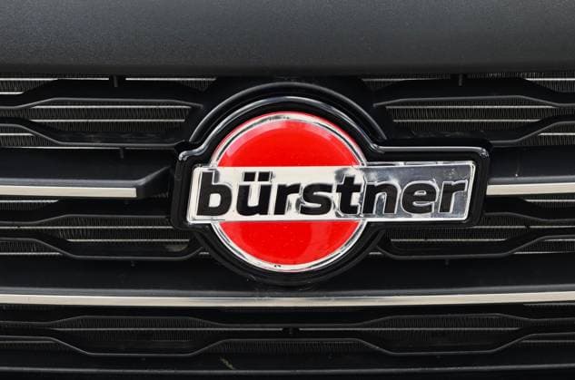 Bürstner ist ein Hersteller von Freizeitfahrzeugen, Caravans und Reisemobilen und seit Ende der 1990er Jahre Teil der Hymer-Gruppe, bzw der Erwin Hymer Group. Die Fahrzeuge werden in Deutschland produziert, die eigene Möbelfertigung befindet sich im benachbarten Elsass, rund 70 km von Kehl entfernt. Rund 350 Händler sind europaweit für Verkauf und Service der Marke tätig. Seit 2019 gehört Bürstner als Mitglied der Erwin Hymer Group zum US-amerikanischen Unternehmen Thor Industries. Foto: Bürstner-Emblem an einem Wohnmobil *** Bürstner is a manufacturer of leisure vehicles, caravans and motorhomes and has been part of the Hymer Group, or the Erwin Hymer Group, since the end of the 1990s The vehicles are produced in Germany, the comp
