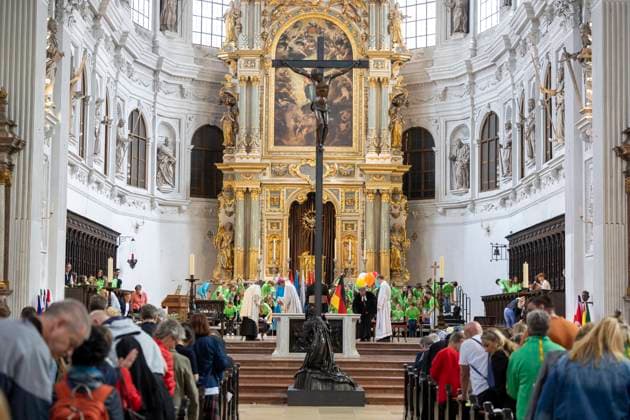 Die Deutsche Bischofskonferenz und die Evangelische Kirche in Deutschland (EKD) haben am Tag des Eroeffnungsspiels der Fussball-Europameisterschaft in Deutschland (14.06.2024) zu einem oekumenischen Gottesdienst in die Kirche St. Michael in Muenchen, der unter dem Motto United steht, eingeladen. Den Gottesdienst leiten der Sportbeauftragte des Rates der EKD, Praeses Thorsten Latzel (Evangelische Kirche im Rheinland) und der Sportbischof der Deutschen Bischofskonferenz, Bischof Stefan Oster SDB (Passau). (Siehe epd-Meldung vom 14.06.2024) EDITORIAL USE ONLY