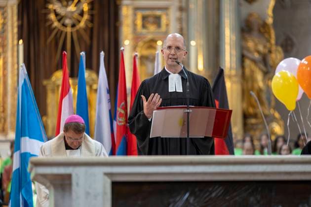 Die Deutsche Bischofskonferenz und die Evangelische Kirche in Deutschland (EKD) haben am Tag des Eroeffnungsspiels der Fussball-Europameisterschaft in Deutschland (14.06.2024) zu einem oekumenischen Gottesdienst in die Kirche St. Michael in Muenchen, der unter dem Motto United steht, eingeladen. (Foto v.l.: Den Gottesdienst leiten der Sportbischof der Deutschen Bischofskonferenz, Bischof Stefan Oster SDB (Passau) und der Sportbeauftragte des Rates der EKD, Praeses Thorsten Latzel (Evangelische Kirche im Rheinland)). (Siehe epd-Meldung vom 14.06.2024) EDITORIAL USE ONLY