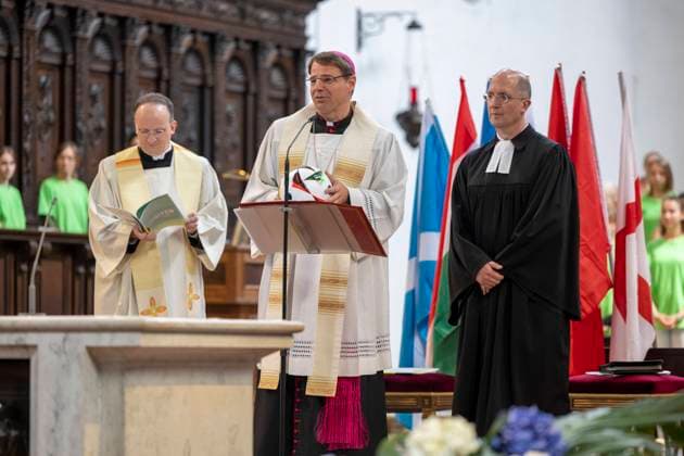 Die Deutsche Bischofskonferenz und die Evangelische Kirche in Deutschland (EKD) haben am Tag des Eroeffnungsspiels der Fussball-Europameisterschaft in Deutschland (14.06.2024) zu einem oekumenischen Gottesdienst in die Kirche St. Michael in Muenchen, der unter dem Motto United steht, eingeladen. (Foto v.l: Christoph Klingan,der Generalvikar des Erzbistums Muenchen; der Sportbischof der Deutschen Bischofskonferenz, Bischof Stefan Oster (Mitte) SDB (Passau); der Sportbeauftragte des Rates der EKD, Praeses Thorsten Latzel (Evangelische Kirche im Rheinland)). (Siehe epd-Meldung vom 14.06.2024) EDITORIAL USE ONLY