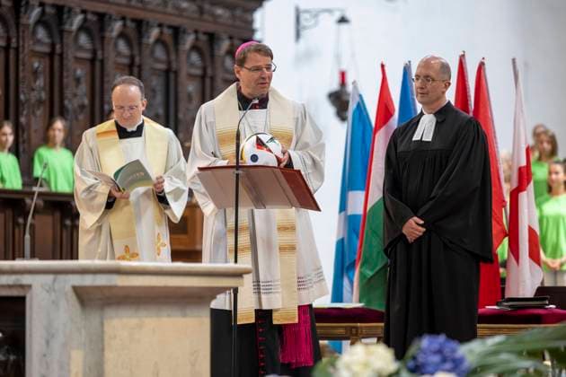 Die Deutsche Bischofskonferenz und die Evangelische Kirche in Deutschland (EKD) haben am Tag des Eroeffnungsspiels der Fussball-Europameisterschaft in Deutschland (14.06.2024) zu einem oekumenischen Gottesdienst in die Kirche St. Michael in Muenchen, der unter dem Motto United steht, eingeladen. (Foto v.l: Christoph Klingan,der Generalvikar des Erzbistums Muenchen; der Sportbischof der Deutschen Bischofskonferenz, Bischof Stefan Oster (Mitte) SDB (Passau); der Sportbeauftragte des Rates der EKD, Praeses Thorsten Latzel (Evangelische Kirche im Rheinland)). (Siehe epd-Meldung vom 14.06.2024) EDITORIAL USE ONLY