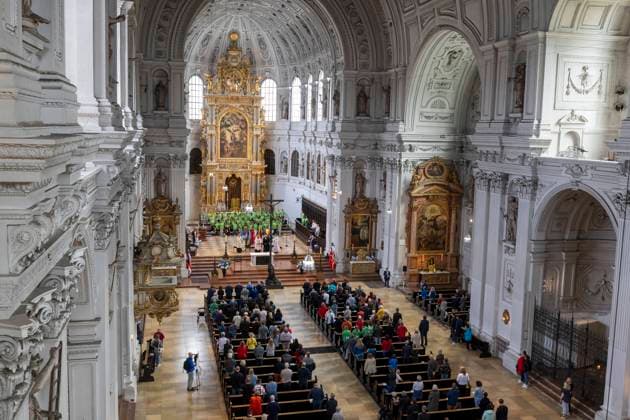 Die Deutsche Bischofskonferenz und die Evangelische Kirche in Deutschland (EKD) haben am Tag des Eroeffnungsspiels der Fussball-Europameisterschaft in Deutschland (14.06.2024) zu einem oekumenischen Gottesdienst in die Kirche St. Michael in Muenchen, der unter dem Motto United steht, eingeladen. Den Gottesdienst leiten der Sportbeauftragte des Rates der EKD, Praeses Thorsten Latzel (Evangelische Kirche im Rheinland) und der Sportbischof der Deutschen Bischofskonferenz, Bischof Stefan Oster SDB (Passau). (Siehe epd-Meldung vom 14.06.2024) EDITORIAL USE ONLY