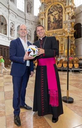 Die Deutsche Bischofskonferenz und die Evangelische Kirche in Deutschland (EKD) haben am Tag des Eroeffnungsspiels der Fussball-Europameisterschaft in Deutschland (14.06.2024) zu einem oekumenischen Gottesdienst in die Kirche St. Michael in Muenchen, der unter dem Motto United steht, eingeladen. (Foto v.l.: Den Gottesdienst leiten der Sportbeauftragte des Rates der EKD, Praeses Thorsten Latzel (Evangelische Kirche im Rheinland) und der Sportbischof der Deutschen Bischofskonferenz, Bischof Stefan Oster SDB (Passau)). (Siehe epd-Meldung vom 14.06.2024) EDITORIAL USE ONLY