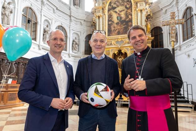 News Bilder des Tages Die Deutsche Bischofskonferenz und die Evangelische Kirche in Deutschland (EKD) haben am Tag des Eroeffnungsspiels der Fussball-Europameisterschaft in Deutschland (14.06.2024) zu einem oekumenischen Gottesdienst in die Kirche St. Michael in Muenchen, der unter dem Motto United steht, eingeladen. (Foto v.l: Der Sportbeauftragte des Rates der EKD, Praeses Thorsten Latzel (Evangelische Kirche im Rheinland); Bernd Neuendorf, Praesident des Deutschen Fussball-Bundes (DFB); der Sportbischof der Deutschen Bischofskonferenz, Bischof Stefan Oster SDB (Passau)). (Siehe epd-Meldung vom 14.06.2024) EDITORIAL USE ONLY