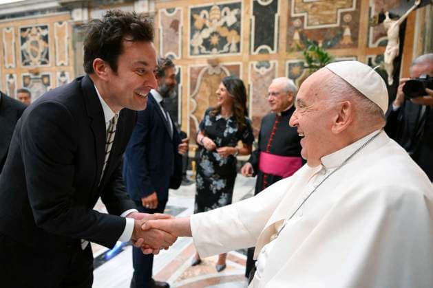 Entertainment Themen der Woche KW24 Entertainment Bilder des Tages Vatican, VATICAN: NO LIBRI** Italy, Rome, Vatican, 2024 6 14 .Pope Francis shaking hand with US actor Jimmy Fallon as part of an audience with comedians in The Vatican Photograph by Vatican Mediia Catholic Press Photo RESTRICTED TO EDITORIAL USE - NO MARKETING - NO ADVERTISING CAMPAIGNS. Vatican VATICAN  - ZUMAp169 20240614_zea_p169_341 Copyright: xSimonexRisolutix