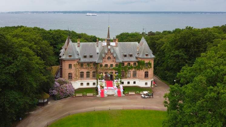 SOFIERO 20240605 Sofiero slott utanför Helsingborg har ater öppnat efter en omfattande renovering. Nu är slottet aktuellt med utställningarna Sagan om Sofiero fran kungligt slott till folkets trädgard samt Astrid Lindgren fantasins landskap. SOFIERO SVERIGE x10030x *** SOFIERO 20240605 Sofiero Castle outside Helsingborg has reopened after an extensive renovation Now the castle is up to date with the exhibitions The story of Sofiero from royal castle to the peoples garden and Astrid Lindgrens fantasy landscape SOFIERO SWEDEN x10030x  Copyright: xJONASxEKSTRÖMERx SOFIERO o4RN--EupJU