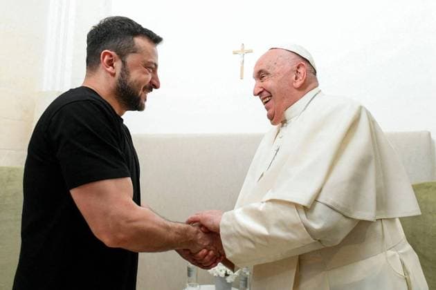 News Themen der Woche KW24 News Bilder des Tages Pope Francis meets with Ukrainian President Volodymyr Zelensky during the G7 at the Borgo Egnazia hotel in Bari Pope Francis meets with Ukrainian President Volodymyr Zelensky during the G7 at the Borgo Egnazia hotel in Bari, Italy, June 14, 2024 Ukraine Presidency via Bestimage Pope Francis meets with Ukrainian President Volodymyr Zelensky during the G7 at the Borgo Egnazia hotel in Bari, Italy, June 14, 2024 Bari Italy  Copyright: xUkrainexPresidencyxviaxBestimagexUkrainexPresidencyxviaxBestimagex
