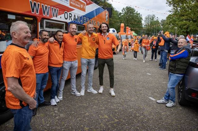 HARDENBERG - Dutch supporters who have gathered at football club HHC Hardenberg pose with former football players Gerald Vanenburg and Danny Koevermans. The KNVB organized a fan parade with the hope that as many Orange fans as possible will set sail in a caravan to Hamburg in Germany where the Dutch national team will play the first match of the European Championship against Poland. ANP VINCENT JANNINK netherlands out - belgium out  Copyright: xx x501064777x originalFilename: 501064777.jpg