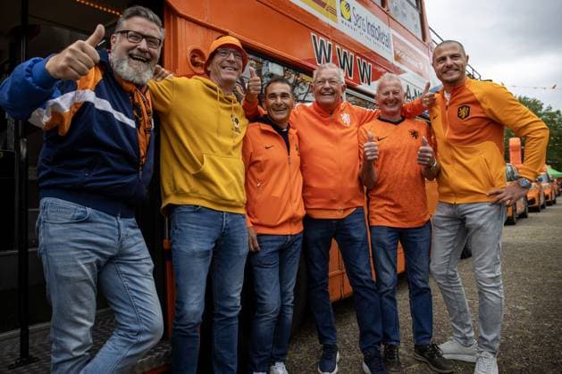 HARDENBERG - Dutch supporters who have gathered at football club HHC Hardenberg pose with former football players Gerald Vanenburg and Danny Koevermans. The KNVB organized a fan parade with the hope that as many Orange fans as possible will set sail in a caravan to Hamburg in Germany where the Dutch national team will play the first match of the European Championship against Poland. ANP VINCENT JANNINK netherlands out - belgium out  Copyright: xx x501064915x originalFilename: 501064915.jpg