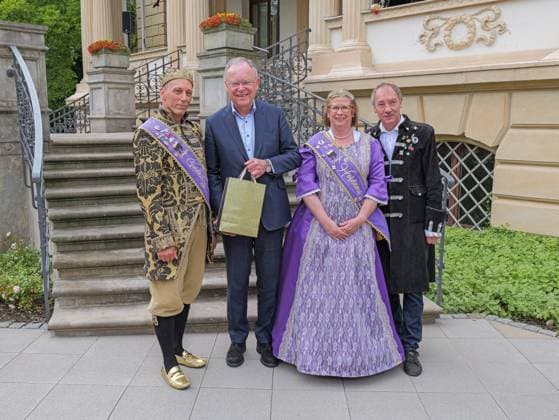 News Themen der Woche KW24 News Bilder des Tages Ministerpräsident Weil empfängt Königinnen, König und weiter Königinnen, König und weitere Majestäten aus Niedersachsen wurden heute traditionsgemäß von Ministerpräsident Stephan Weil im Gästehaus der Landesregierung empfangen. *** Minister President Weil receives queens, kings and other royalty from Lower Saxony were traditionally received by Minister President Stephan Weil in the state governments guest house today Copyright: xBerndxGüntherx