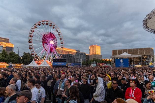 Auftakt zur Fußball Europameisterschaft in Deutschland . Auf dem Leipziger augustusplatz sind mehr als 15000 Menschen zusammengekommen um in der offiziellen Fanzone das Auftaktspiel Deutschland gegen Schottland zu schauen. Moderiert wurde der Abend vom MDR Moderator Tom Scheunemann Fanfest