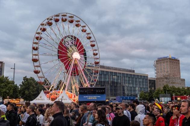 Auftakt zur Fußball Europameisterschaft in Deutschland . Auf dem Leipziger augustusplatz sind mehr als 15000 Menschen zusammengekommen um in der offiziellen Fanzone das Auftaktspiel Deutschland gegen Schottland zu schauen. Moderiert wurde der Abend vom MDR Moderator Tom Scheunemann Fanfest