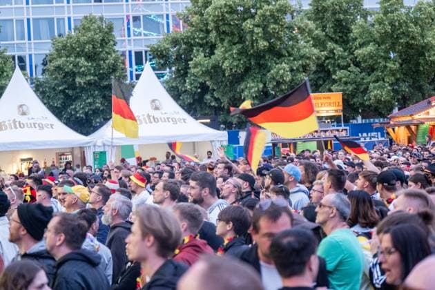 Auftakt zur Fußball Europameisterschaft in Deutschland . Auf dem Leipziger augustusplatz sind mehr als 15000 Menschen zusammengekommen um in der offiziellen Fanzone das Auftaktspiel Deutschland gegen Schottland zu schauen. Moderiert wurde der Abend vom MDR Moderator Tom Scheunemann Fanfest