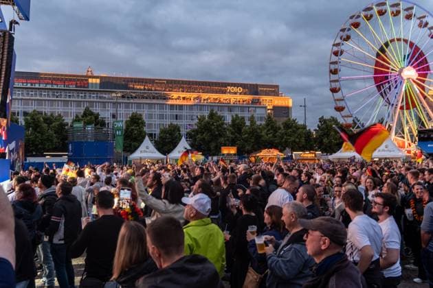 Auftakt zur Fußball Europameisterschaft in Deutschland . Auf dem Leipziger augustusplatz sind mehr als 15000 Menschen zusammengekommen um in der offiziellen Fanzone das Auftaktspiel Deutschland gegen Schottland zu schauen. Moderiert wurde der Abend vom MDR Moderator Tom Scheunemann Fanfest