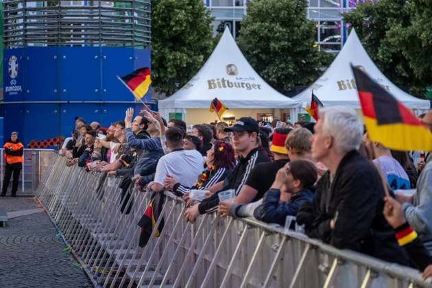 Auftakt zur Fußball Europameisterschaft in Deutschland . Auf dem Leipziger augustusplatz sind mehr als 15000 Menschen zusammengekommen um in der offiziellen Fanzone das Auftaktspiel Deutschland gegen Schottland zu schauen. Moderiert wurde der Abend vom MDR Moderator Tom Scheunemann Fanfest