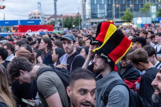Auftakt zur Fußball Europameisterschaft in Deutschland . Auf dem Leipziger augustusplatz sind mehr als 15000 Menschen zusammengekommen um in der offiziellen Fanzone das Auftaktspiel Deutschland gegen Schottland zu schauen. Moderiert wurde der Abend vom MDR Moderator Tom Scheunemann Fanfest